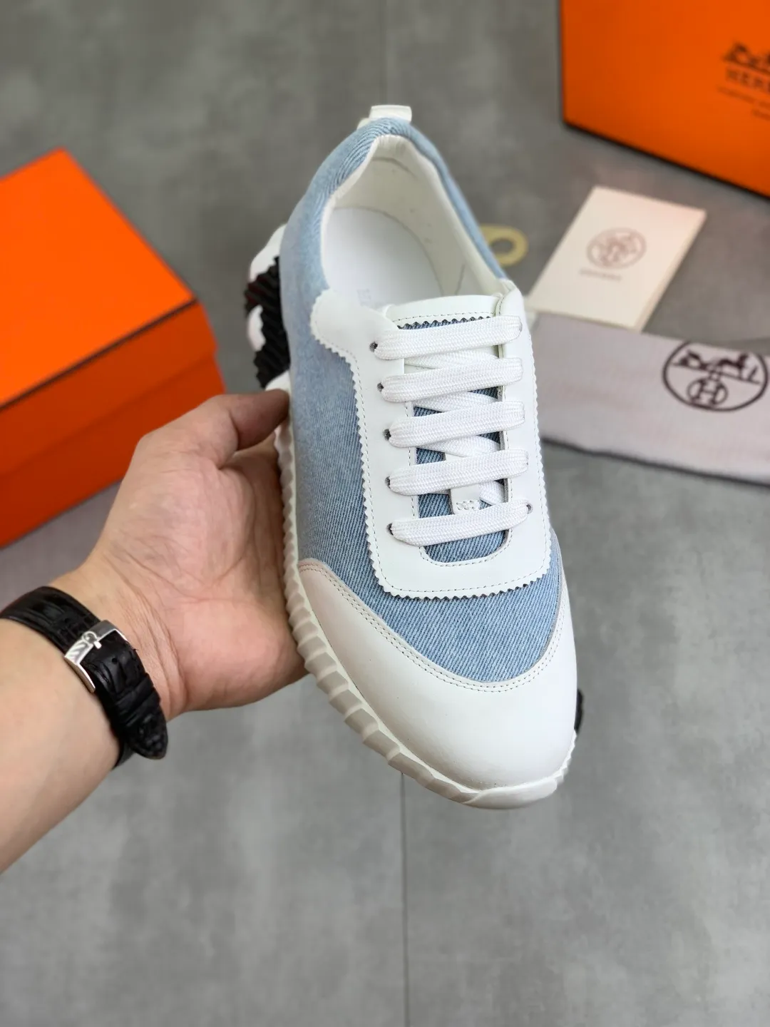 Men's men's shoes 💰P580 New model Top version Original order Hermes Men's Drift Sneaker Summer new casual sports shoes Original purchase, development, production H family men's classic series, technical breathable fabrics with cowhide, casual sports shoes, casual shoes, sports dad shoes combine high-tech breathable materials and cowhide, H family exclusive button decoration on the side. The outsole is full of H italic design and bright colors to show vitality and continue the brand design inspiration. Stroll around the city lightly and feel free and comfortable. Delivered in exquisite packaging 🛍📦 ▪️Fabric: original customized breathable material + first-layer cowhide ▪️Inner: cowhide feet ▪️Outsole: molded and evacuated PU+TPU material ▪️Size: 35-45 Multiple colors available Premium packaging